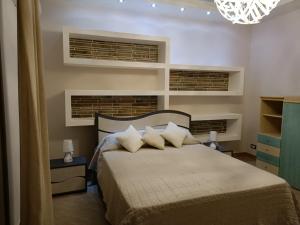 um quarto com uma cama e um lustre em #Butterfly# em San Filippo del Mela