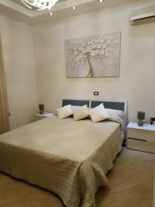 um quarto com uma cama e um quadro na parede em #Butterfly# em San Filippo del Mela