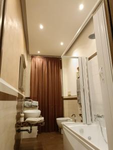 uma casa de banho com uma banheira, um WC e um lavatório. em #Butterfly# em San Filippo del Mela