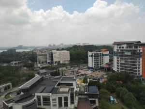 une vue aérienne sur une ville avec de grands bâtiments dans l'établissement HB1516- Two queen bed-Wifi-Netflix- Parking- Cyberjaya, 3056, à Cyberjaya