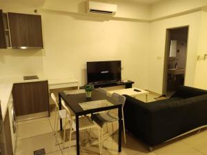 - un salon avec une table et un canapé dans l'établissement HB1516- Two queen bed-Wifi-Netflix- Parking- Cyberjaya, 3056, à Cyberjaya