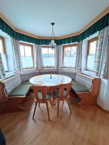 普法爾韋爾芬的住宿－Prandhof，一间带桌椅和窗户的用餐室