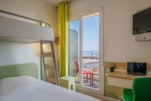 Postel nebo postele na pokoji v ubytování ibis budget Menton Bord de Mer + 37 fotografií