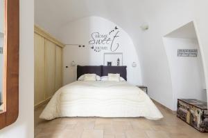 a bedroom with a bed and a sign that reads choose a sweet home at La Terrazza del Marinaio in Ostuni