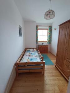 1 dormitorio con 1 cama en la esquina de una habitación en Prandhof, en Pfarrwerfen