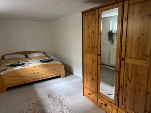 um quarto com uma cama e um grande armário de madeira em Pension Hirsch em Fluorn