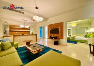 sala de estar amplia con sofá y mesa en Stylish 5B Room MB04@ New Marina en Hurghada