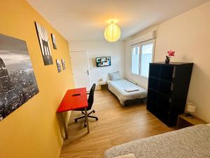 a room with a desk and a bed and a desk sidx sidx sidx at Reims Sherpa Lodge in Reims