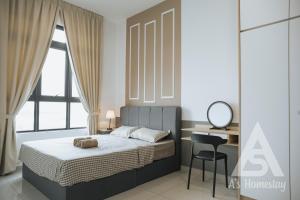 - une chambre avec un lit doté d'un ours en peluche dans l'établissement Parkland Residence Walking Distance MRT Batu 11, à Cheras