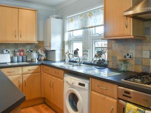 a kitchen with a washer and a sink and a dishwasher at Riverside Hideaway in Washington