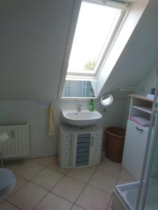 a bathroom with a sink and a window at Ferienapartment-Loebau-Stadt-und-Messenah in Löbau