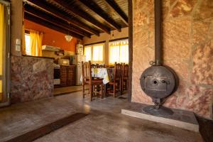 a kitchen and dining room with a stove in a room at Brisas de Chacras in San Javier