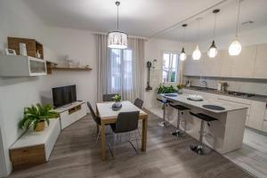 een keuken met een tafel en een eetkamer bij Appartement T3 en villa in Hendaye