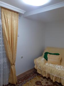 ein Wohnzimmer mit einem Sofa und einem Fenster in der Unterkunft BELA VILA MIJALKOV 