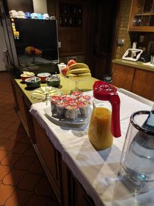 un bancone della cucina con cibo su un tavolo bianco di Gasthof Kronprinzen Ellwangen a Ellwangen