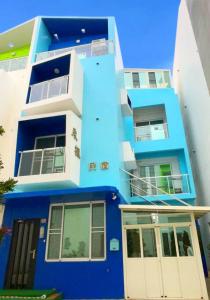 馬公市的住宿－采楓民宿，蓝色的建筑,设有窗户和门