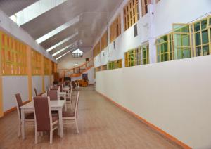 Sunset Oak Hotel餐厅或其他用餐的地方