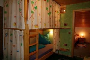 - deux lits superposés dans une chambre dans l'établissement Ferienwohnungen Altmann Steffi und Herbert, à Lam