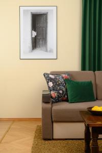 sala de estar con sofá y una foto en la pared en Zofija, en Birštonas