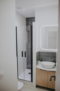 bagno con lavandino bianco e doccia di Vibes Coruña- Loft Adelaida a La Coruña