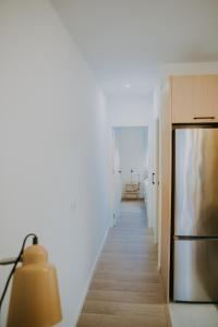 una cucina con frigorifero e un corridoio di Vibes Coruña- Loft Adelaida a La Coruña