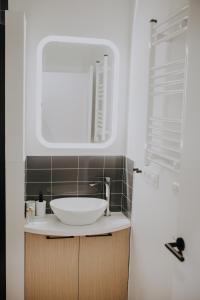bagno con lavandino e specchio di Vibes Coruña- Loft Adelaida a La Coruña