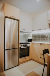 una cucina con frigorifero in acciaio inossidabile di Vibes Coruña- Loft Adelaida a La Coruña