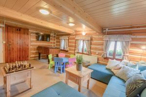 ein Wohnzimmer mit einem blauen Sofa und einem Schachbrett in der Unterkunft Sagasserovy boudy U Dvou vleků in Pec pod Sněžkou