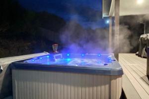 a jacuzzi tub on a deck at night at Mojo's Dojo in McKinleyville