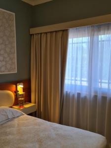 a bedroom with a bed and a window at BB Domus Catanzaro in Catanzaro