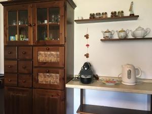 une cuisine avec une armoire en bois à côté d'une table dans l'établissement La casa del bosco, à Aoste