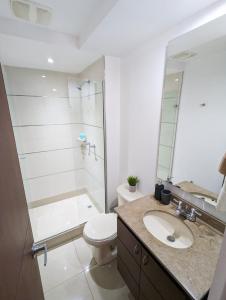 ein Bad mit einer Dusche, einem WC und einem Waschbecken in der Unterkunft Apartamento Completo Poblado - Ubicacion Central con Parqueadero in Medellín