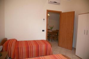 Zimmer mit 2 Betten und einem Esszimmer mit einem Tisch in der Unterkunft Casalbergo Curciosrl in Belmonte Calabro