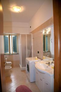 ein Badezimmer mit einem Waschbecken, einem WC und einem Waschbecken in der Unterkunft Casalbergo Curciosrl in Belmonte Calabro