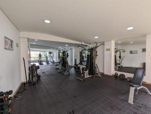 una habitación con un gimnasio con cintas de correr y máquinas en Apartamento Completo Poblado - Ubicacion Central con Parqueadero, en Medellín