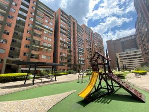 einen Spielplatz mit Rutsche in einem Park in der Unterkunft Apartamento Completo Poblado - Ubicacion Central con Parqueadero in Medellín