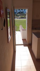 uma porta aberta para uma cozinha com vista para um quintal em Costa Arenal 112 em Arenal d'en Castell