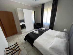 Residence Verona Inn في فيرونا: غرفة نوم عليها سرير وفوط
