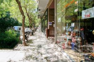 un reflejo de una acera en un escaparate en Beautiful and cozy studio next to Athens center, en Atenas