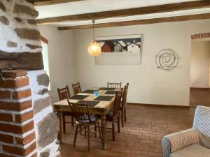 - une salle à manger avec une table et des chaises en bois dans l'établissement Munkebergs gård, à Kristianstad