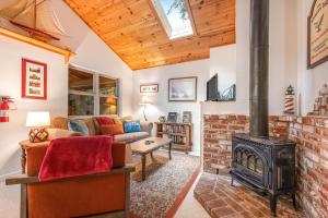 uma sala de estar com lareira e fogão em Tree Top View Cabin em Felton