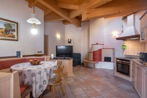 Køkken eller tekøkken på DolomiApartments - Appartamento Coronelle + 8 billeder