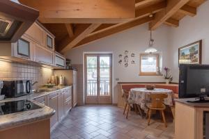 Køkken eller tekøkken på DolomiApartments - Appartamento Coronelle