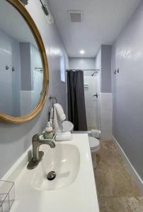 y baño con lavabo, espejo y aseo. en Private King Suite in Miami, en Miami