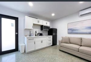 uma sala de estar com um sofá e uma cozinha em Private King Suite in Miami em Miami