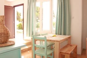 comedor con mesa de madera y sillas en Yucas Homes, en Cala en Blanes