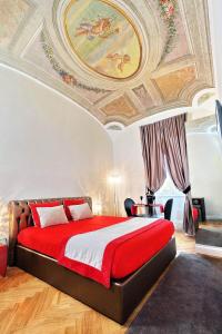 - une chambre dotée d'un grand lit et d'une peinture au plafond dans l'établissement AMM Luxury Rooms, à Rome