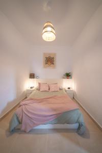 アリアにあるCasa Carmenの白い部屋に大型ベッド1台が備わるベッドルーム1室が備わります。