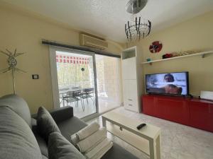 Televízia a/alebo spoločenská miestnosť v ubytovaní MAGNIFICENT MEDITERRANEO APARTMENT