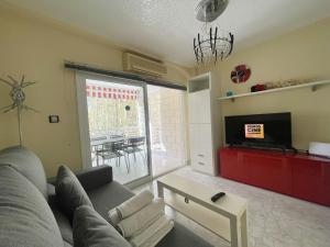 Televízia a/alebo spoločenská miestnosť v ubytovaní MAGNIFICENT MEDITERRANEO APARTMENT